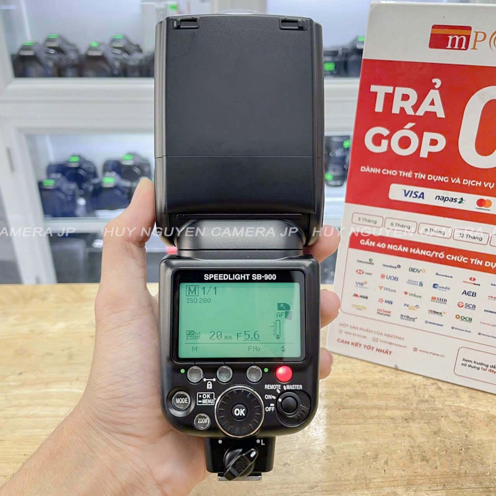 Đèn Flash Nikon  SB 900. có iTTL tự động đo sáng để đánh Flash . Tương thích máy ảnh Nikon DSRL và M