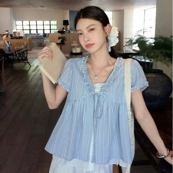 Áo babydoll nữ cộc tay phối áo trắng ren bên trong viền bèo điệu. Áo babydoll buộc nơ kẻ xanh.