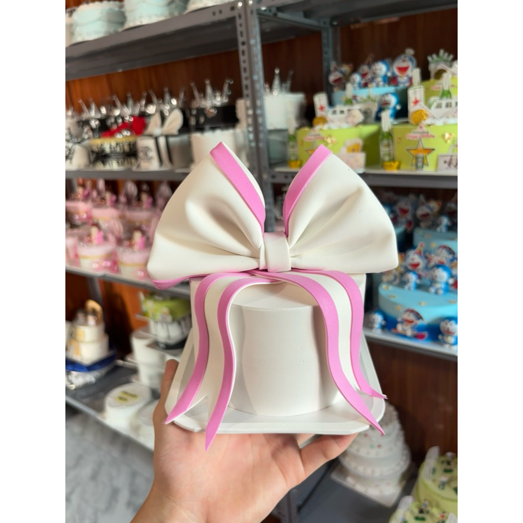 Bánh sinh nhật mô hình - bánh sinh nhật giả-  nơ trắng viền hồng