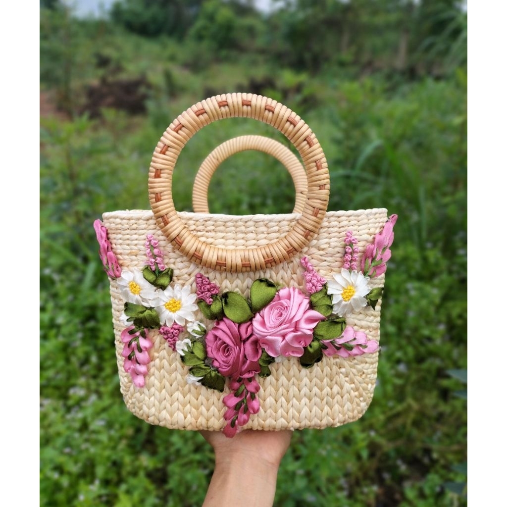 Túi cói lục bình mẫu quai mây size 28 hoa thêu ruy băng M4, túi xách tay nữ đi chơi đi tiệc
