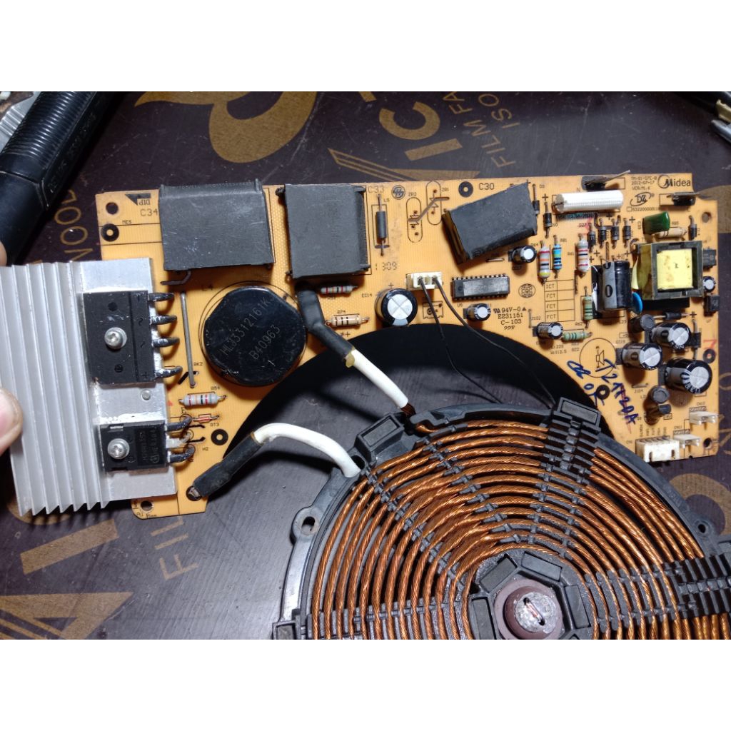 bo mạch nguồn của bếp từ Midea Mi-T2112DA loại có 2 quạt làm mát tháo bếp