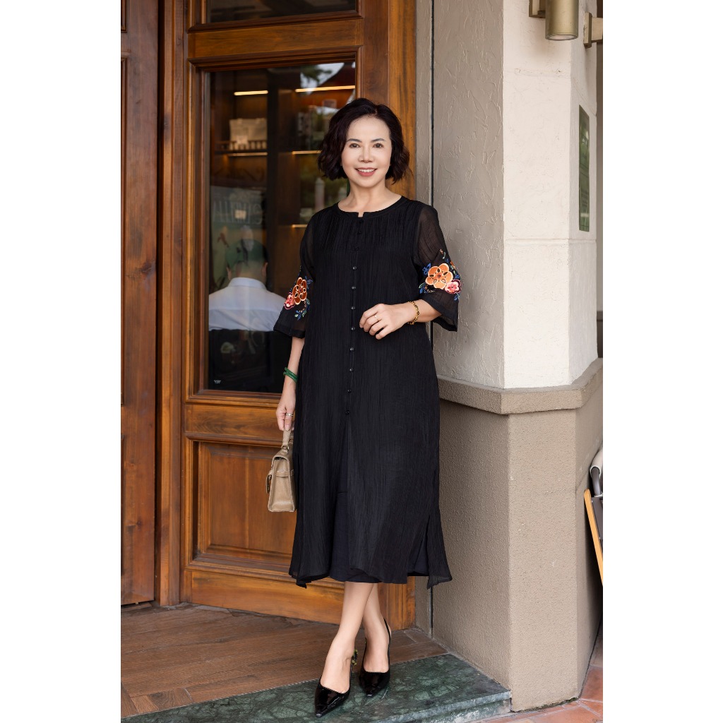 M COLLECTION | Váy Đầm Nữ Trung Niên Tặng Mẹ, Bà Suông Tơ 2 Lớp Xẻ Tà Cài Nút Tay Lỡ Thêu Hoa D12779 | BigBuy360 - bigbuy360.vn