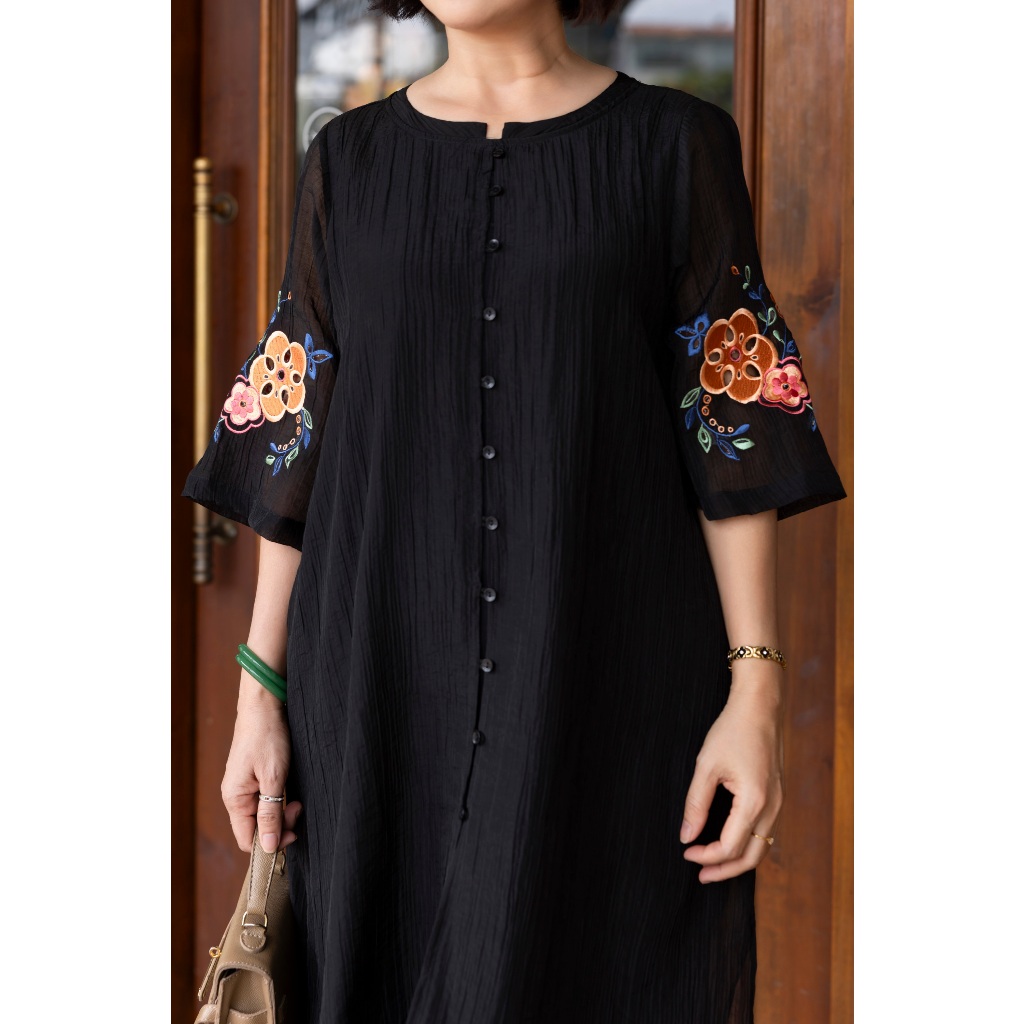 M COLLECTION | Váy Đầm Nữ Trung Niên Tặng Mẹ, Bà Suông Tơ 2 Lớp Xẻ Tà Cài Nút Tay Lỡ Thêu Hoa D12779 | BigBuy360 - bigbuy360.vn