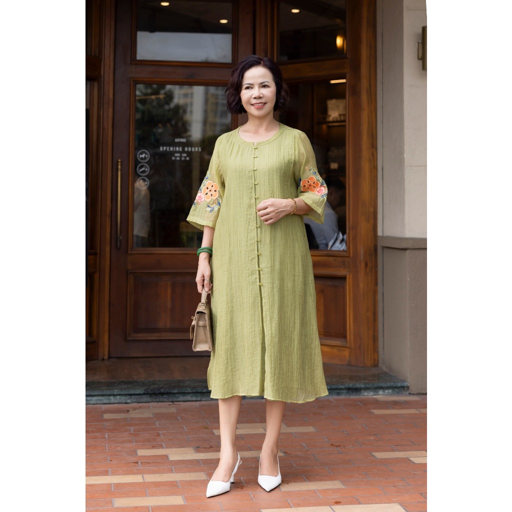 M COLLECTION | Váy Đầm Nữ Trung Niên Tặng Mẹ, Bà Suông Tơ 2 Lớp Xẻ Tà Cài Nút Tay Lỡ Thêu Hoa D12779 | BigBuy360 - bigbuy360.vn