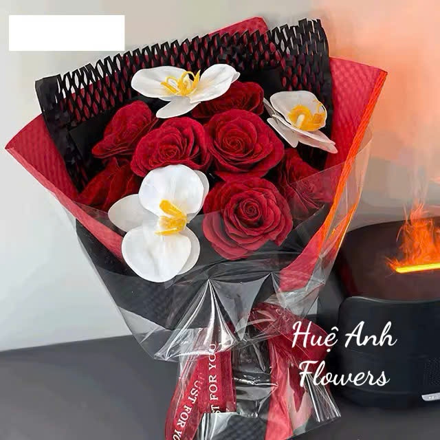 BÓ HOA ECUDOR MIX HOA LAN MÃ T.ONG TẶNG THIỆP