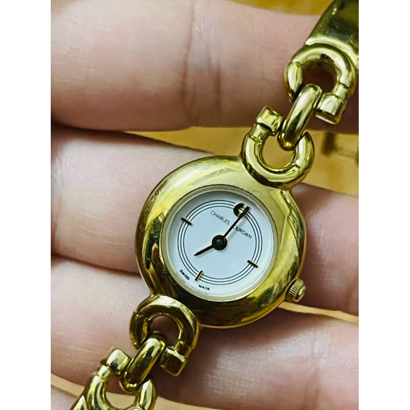 Đồng hồ Charles Jourdan Thụy dáng lắc vàng siêu mới đẹp.