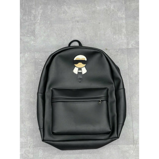 Balo khoác vai thêu hình người phối logo tang sắt chất liệu da kháng nước.