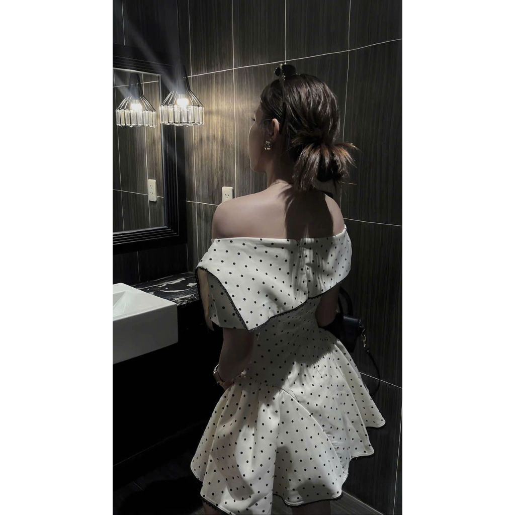 Đầm lệch vai chấm bi phối ren xinh dịu dàng Taron Dress | BigBuy360 - bigbuy360.vn