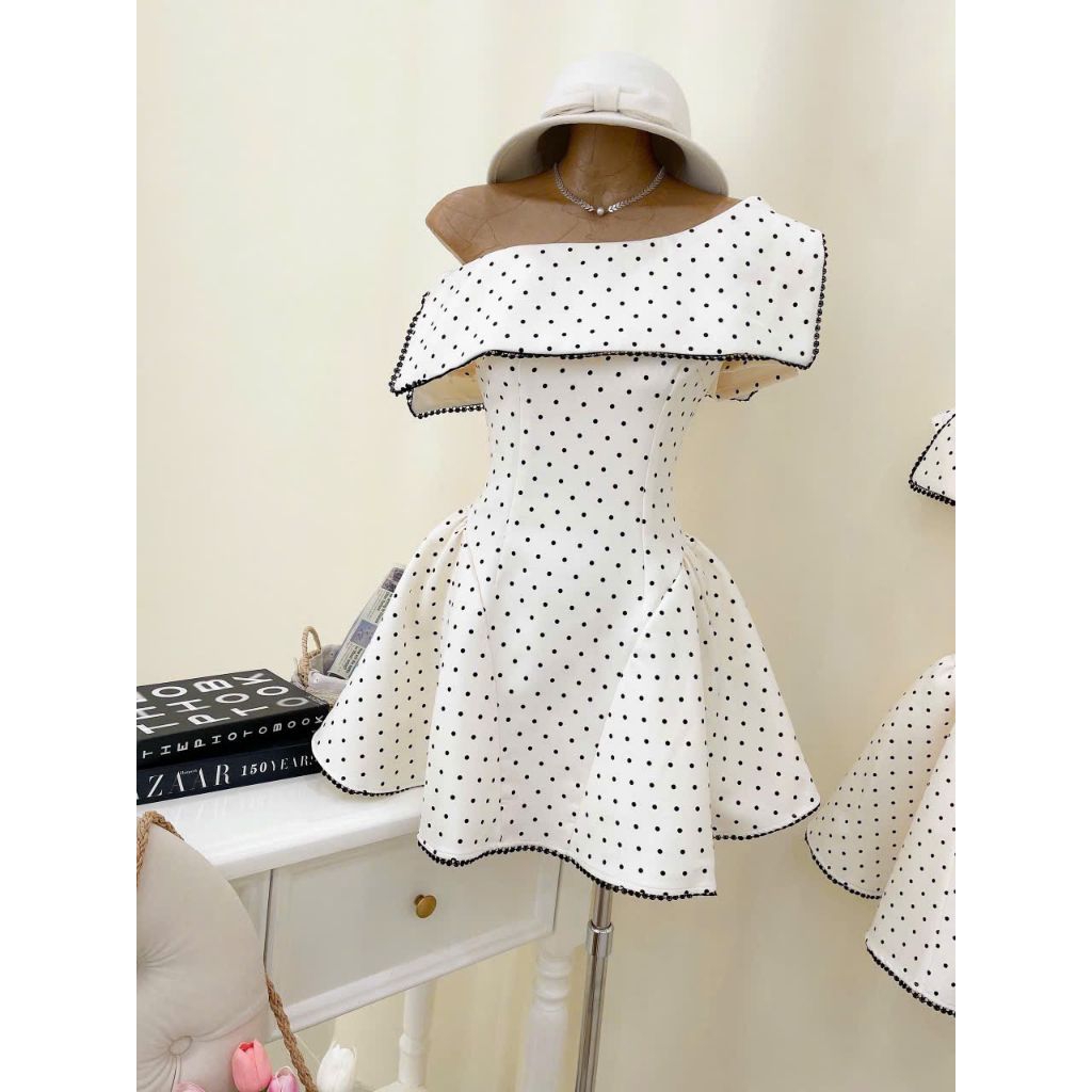 Đầm lệch vai chấm bi phối ren xinh dịu dàng Taron Dress | BigBuy360 - bigbuy360.vn