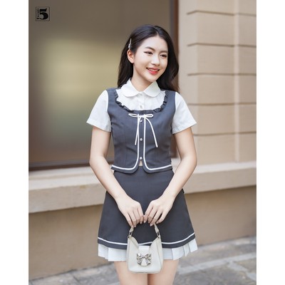 Set bộ nữ Twentyfive bao gồm áo kiểu ngắn tay phối cổ sen và chân váy ngắn phối tùng SACM17