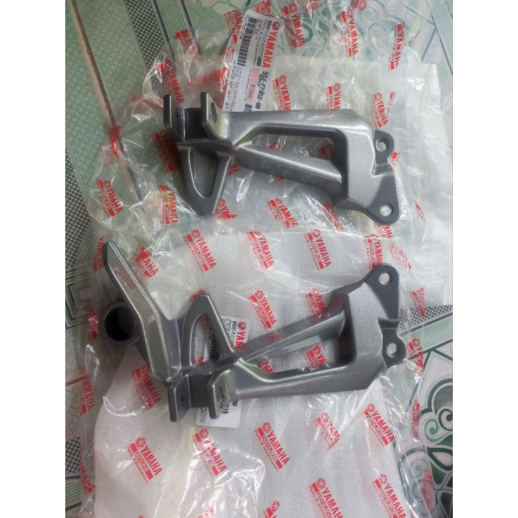 Cặp gác chân trái  phải sau sirius 110 và 50cc chính hãng và loại1