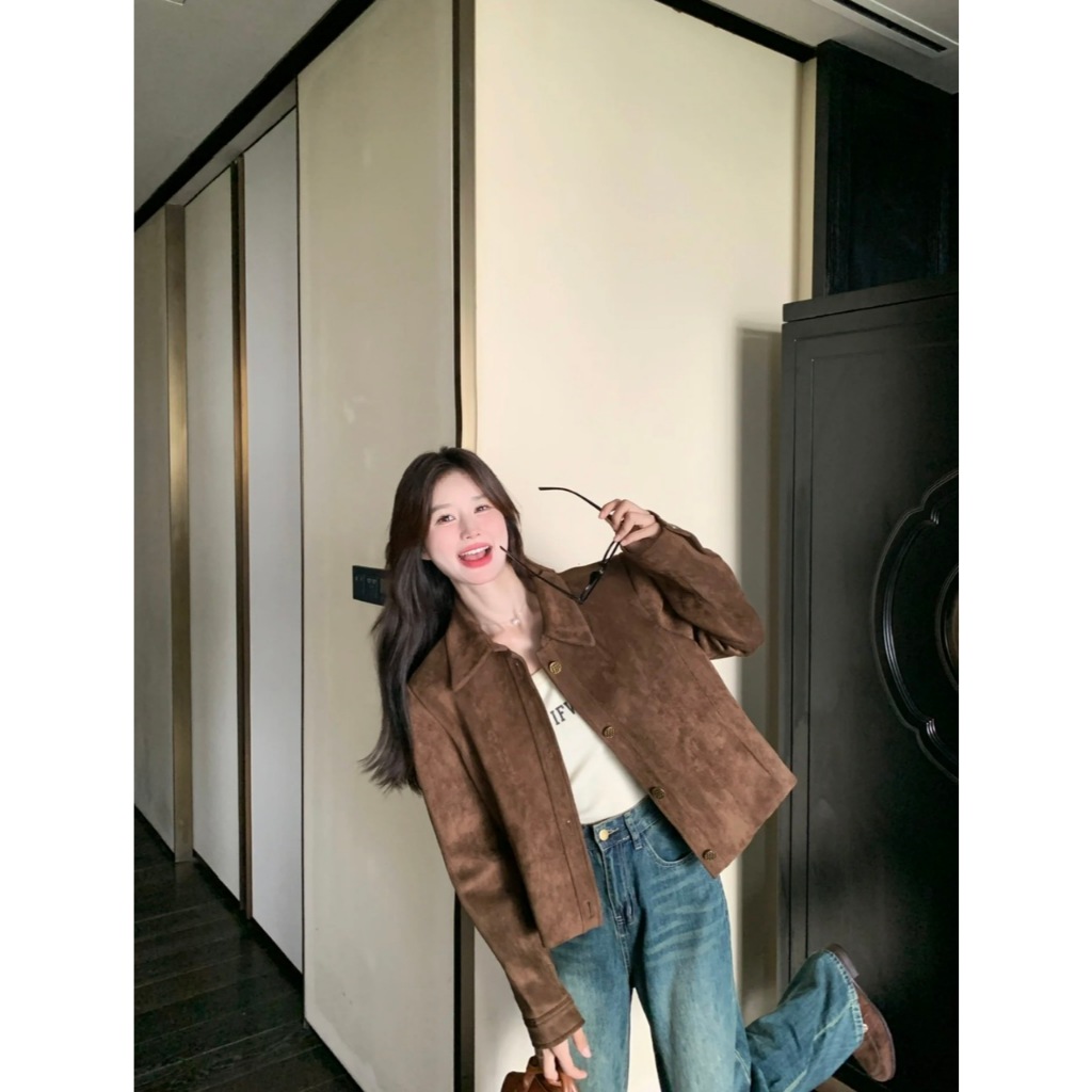 ÁO KHOÁC DA LỘN DÁNG CROPTOP CÚC ĐỒNG MÀU NÂU ĐẬM CỔ BẺ DÁNG NGẮN - DÀNH CHO NỮ | BigBuy360 - bigbuy360.vn