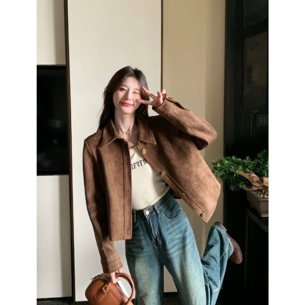 ÁO KHOÁC DA LỘN DÁNG CROPTOP CÚC ĐỒNG MÀU NÂU ĐẬM CỔ BẺ DÁNG NGẮN - DÀNH CHO NỮ | BigBuy360 - bigbuy360.vn