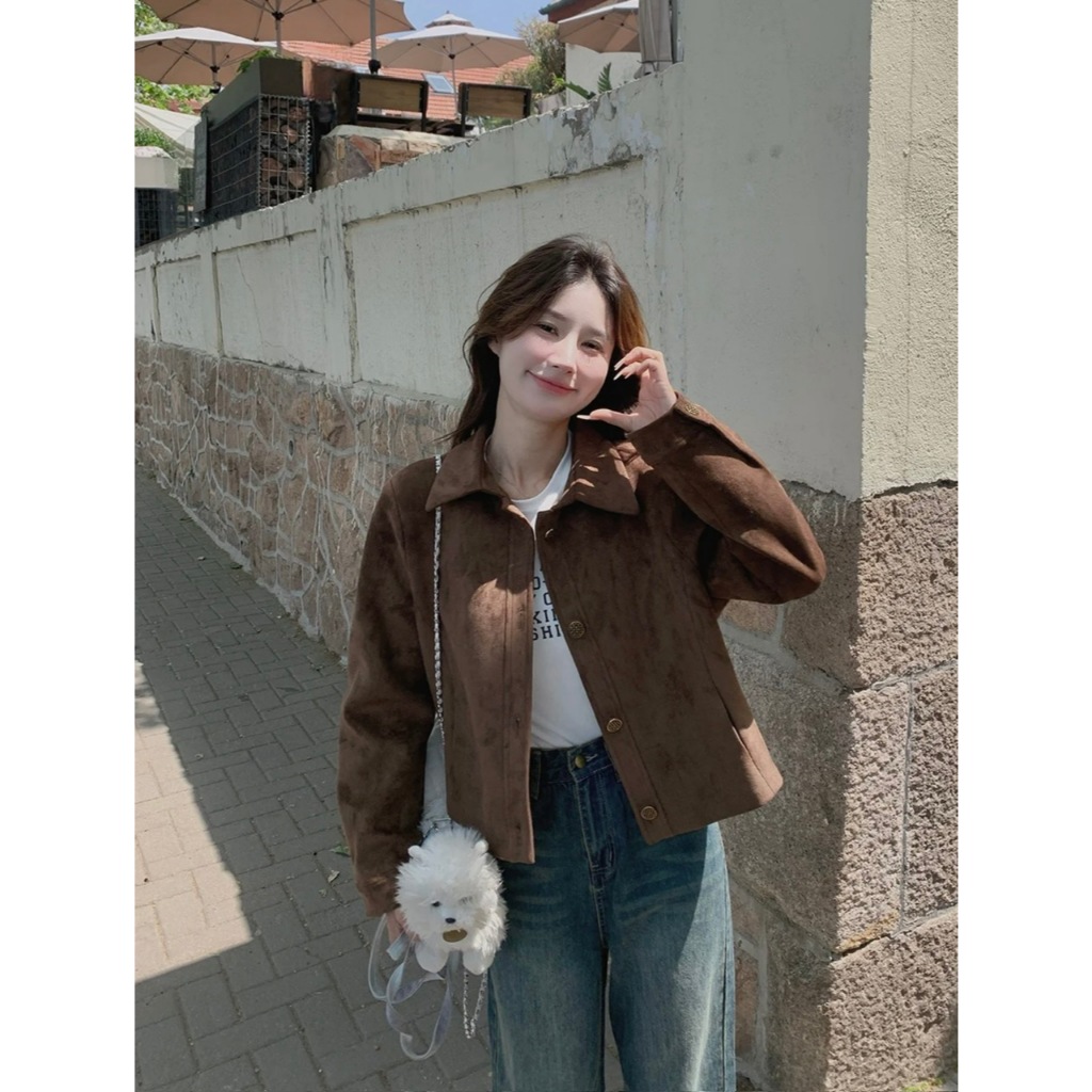 ÁO KHOÁC DA LỘN DÁNG CROPTOP CÚC ĐỒNG MÀU NÂU ĐẬM CỔ BẺ DÁNG NGẮN - DÀNH CHO NỮ | BigBuy360 - bigbuy360.vn