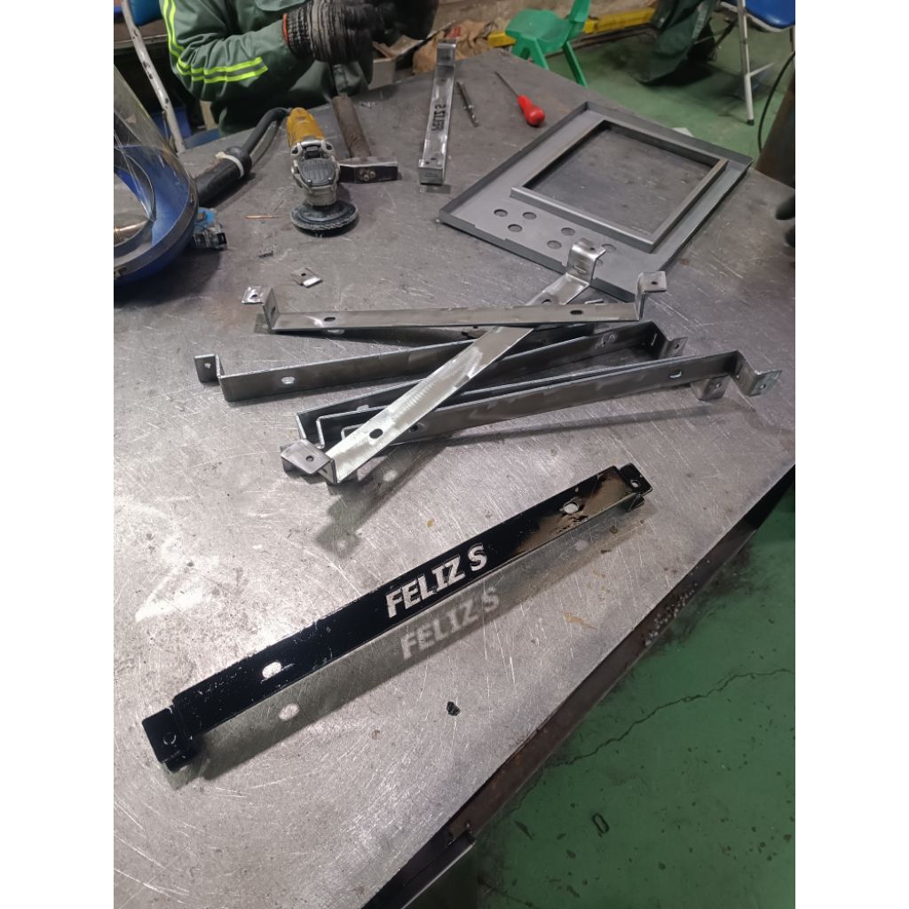 gác chân trước cho xe máy điện vinfat . gắn được cho xe evo200- feliz