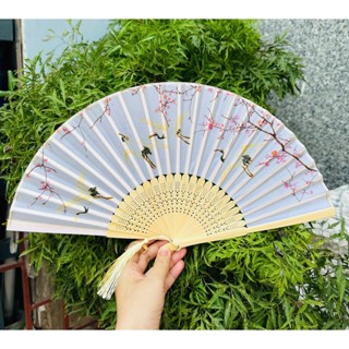 (Vũ Công Trắng) Quạt Cổ Trang Trung Quốc Xếp Cầm Tay Bằng Vải Lụa Thân Gỗ