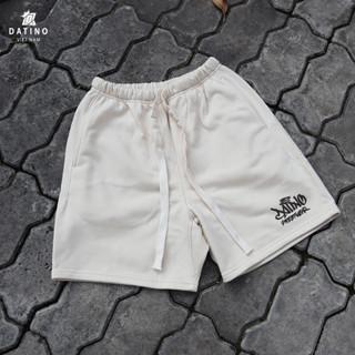 Quần short nam nữ DATINO Signature CAO THÀNH NHUNG thun nỉ chân cua dày dặn, form rộng mặc trên gối.