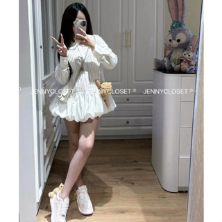 JENNYCLOSET ®Áo váy sơ mi cổ sen dập ly dáng bí bồng ngắn -màu trắng basic style Hàn Quốc trẻ trung