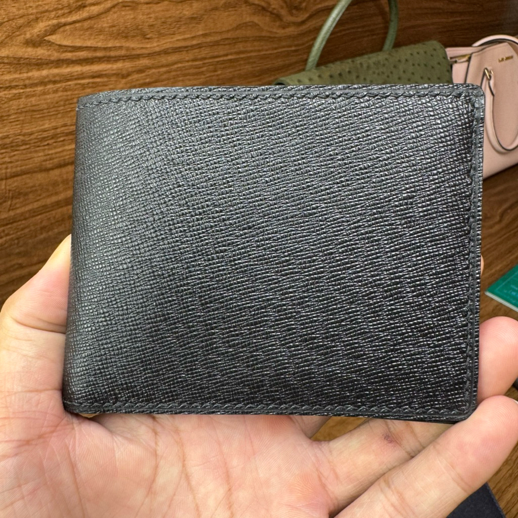 Ví da taiga đen 2 ngăn tiền, 6 ngăn ATM, 2 ngăn âm kích thước 8.8x11.5x2, miễn phí dập tên tiếng anh