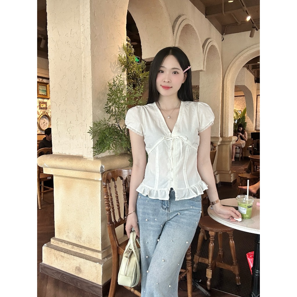 Áo kiểu hottrend nữ cổ V phối ren nút bọc trẻ trung LAMO - B1445 | BigBuy360 - bigbuy360.vn