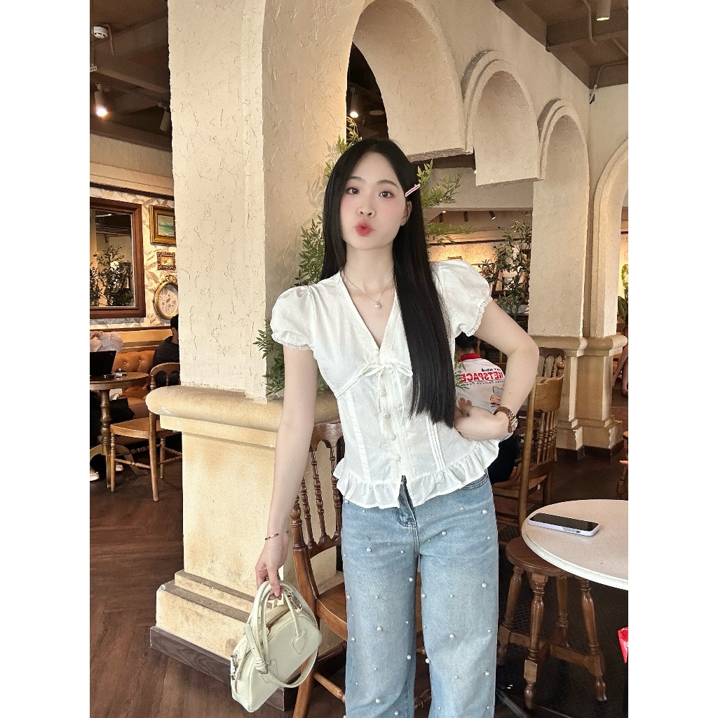 Áo kiểu hottrend nữ cổ V phối ren nút bọc trẻ trung LAMO - B1445 | BigBuy360 - bigbuy360.vn