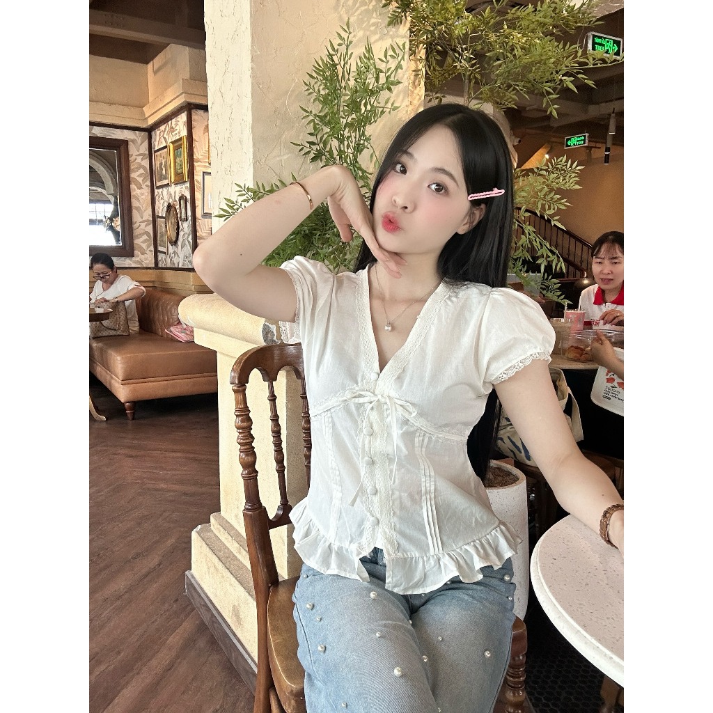 Áo kiểu hottrend nữ cổ V phối ren nút bọc trẻ trung LAMO - B1445 | BigBuy360 - bigbuy360.vn