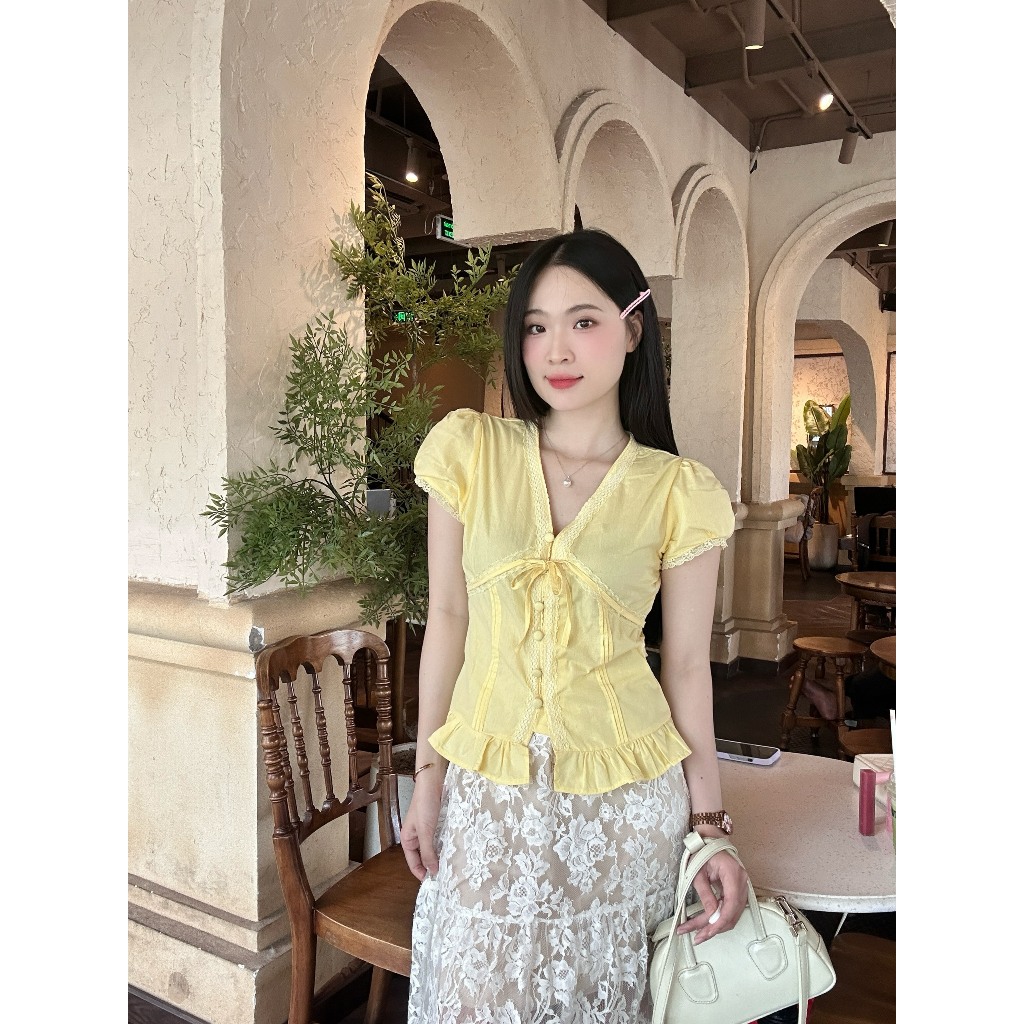 Áo kiểu hottrend nữ cổ V phối ren nút bọc trẻ trung LAMO - B1445 | BigBuy360 - bigbuy360.vn