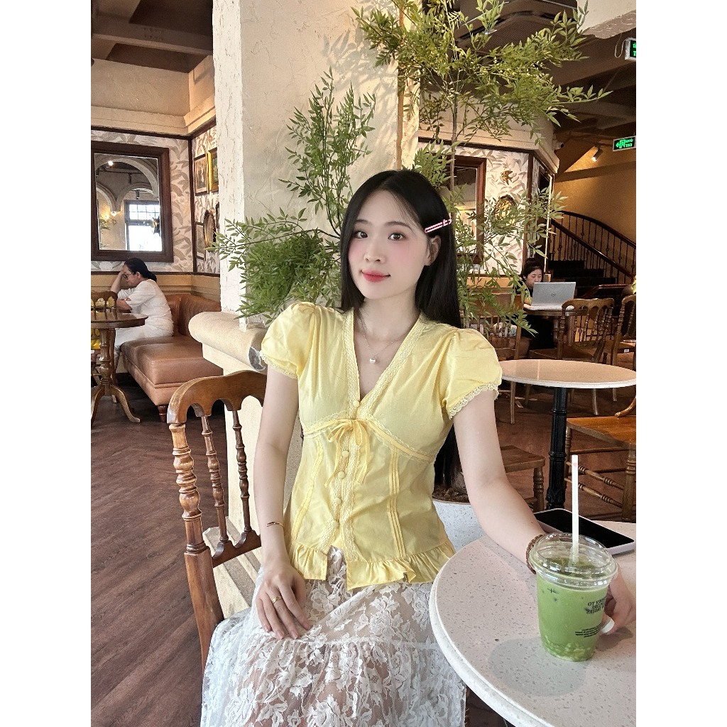 Áo kiểu hottrend nữ cổ V phối ren nút bọc trẻ trung LAMO - B1445 | BigBuy360 - bigbuy360.vn