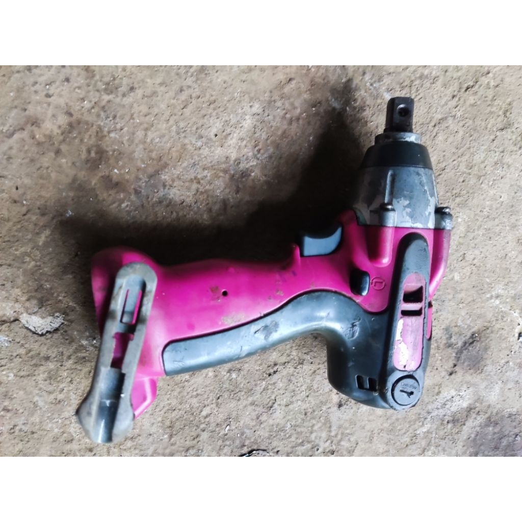 Thân máy bắn bulong hitachi,12v siêu khỏe, máy hoạt động OK, sản phẩm là thân máy  ae nào đã có sẵn 