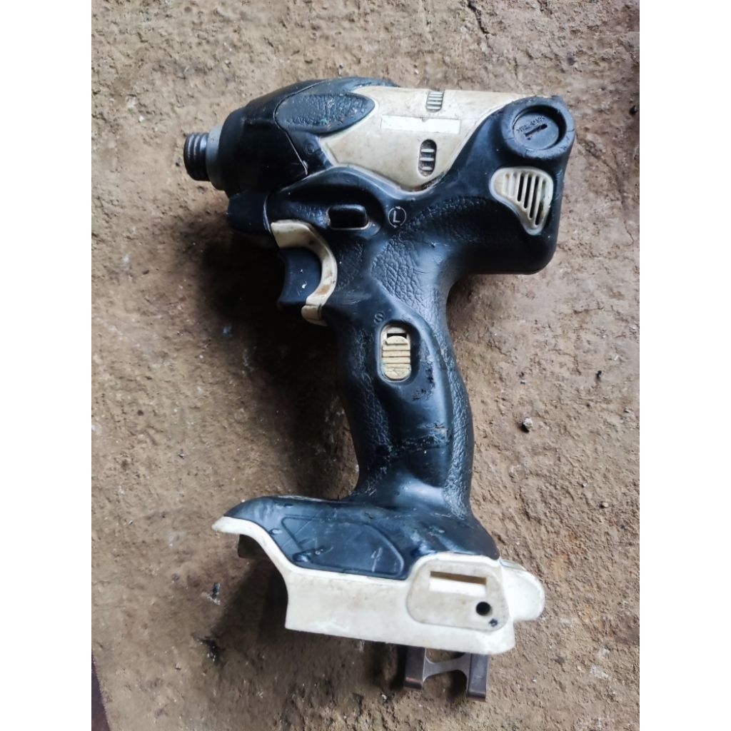 Thân máy bắn vít  hitachi, 14v4 siêu khỏe, máy hoạt động OK, sản phẩm là thân máy  ae nào đã có sẵn 