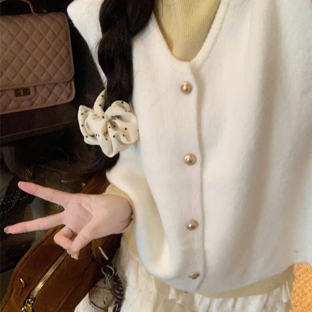 Áo Gile Len Màu Trơn Dáng Vừa Cài Khuy Đồng, Cổ Tròn Nữ Tính Phối Sơ Mi Phong Cách Vintage Chất Len Lông Thỏ Shopquacam | BigBuy360 - bigbuy360.vn
