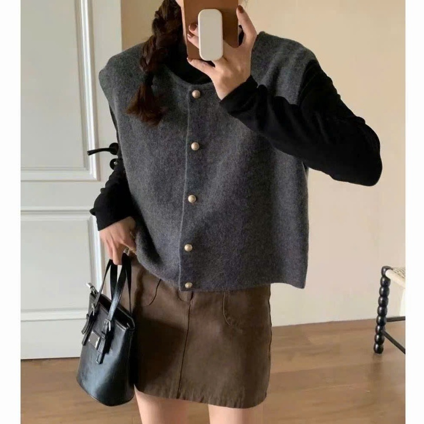 Áo Gile Len Màu Trơn Dáng Vừa Cài Khuy Đồng, Cổ Tròn Nữ Tính Phối Sơ Mi Phong Cách Vintage Chất Len Lông Thỏ Shopquacam | BigBuy360 - bigbuy360.vn