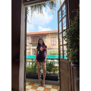 Váy tím ngắn tay khoét ngực rộng