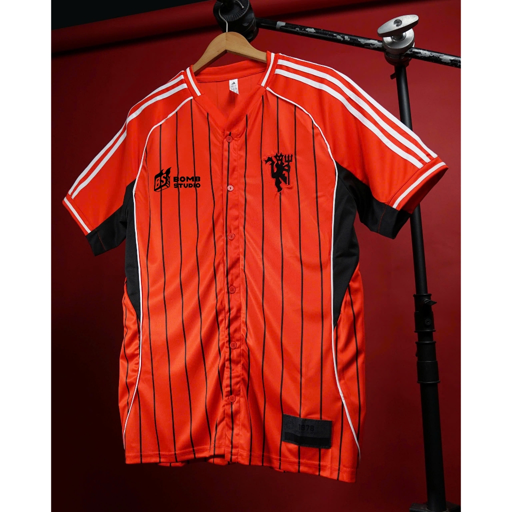 Áo Baseball Jersey MU mùa 25/26, phong cách thể thao bóng chày cổ điển, vải poly thoáng mát - BOMBSH