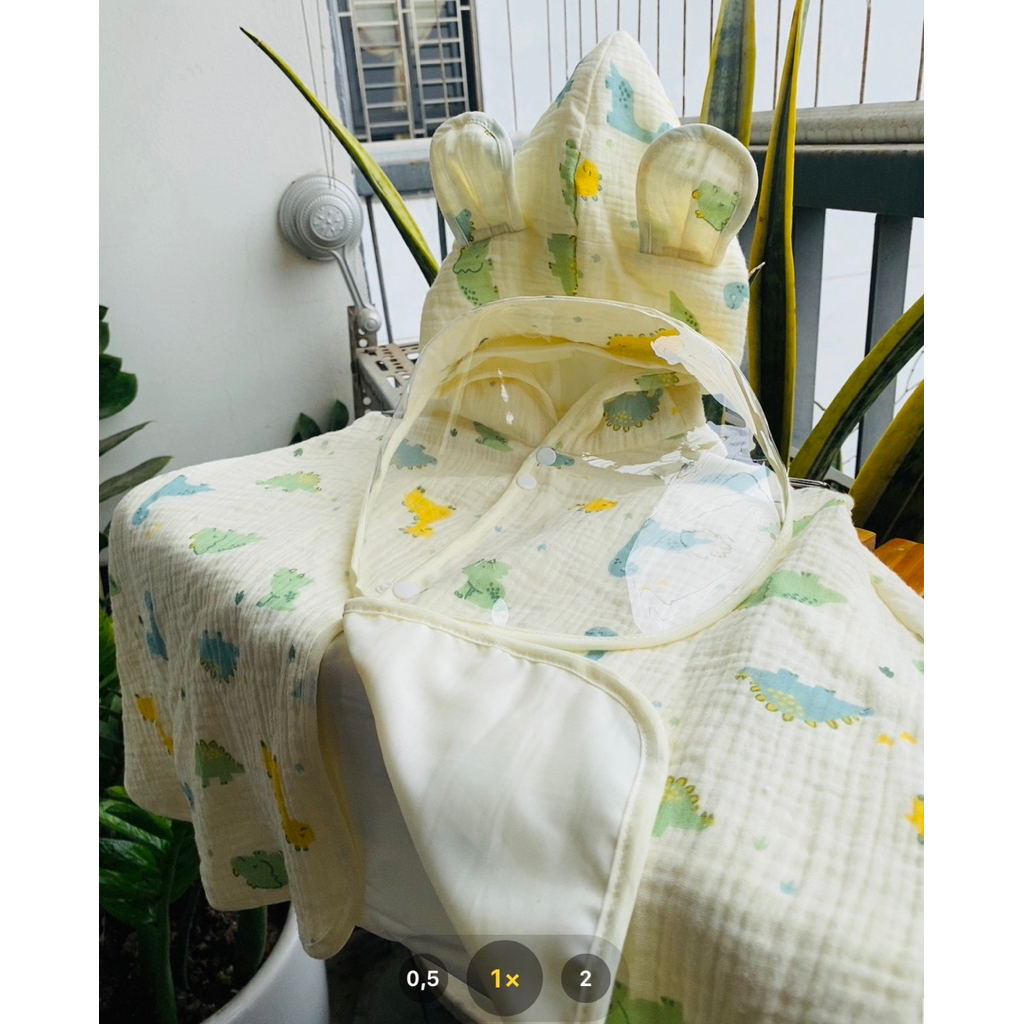 Choàng chống nắng 0-3 tuổi kèm kính chắn bụi cho bé chất liệu Xô muslsin.