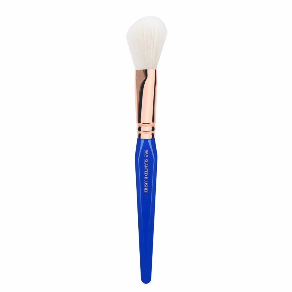 Cọ má hồng Bdellium Tools Golden Triangle 962 Slanted Blusher làm nổi bật gò má và các đường nét trên mặt