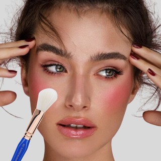 Cọ má hồng Bdellium Tools Golden Triangle 962 Slanted Blusher làm nổi bật gò má và các đường nét trên mặt