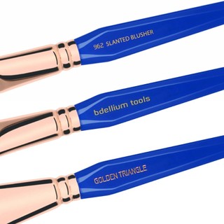 Cọ má hồng Bdellium Tools Golden Triangle 962 Slanted Blusher làm nổi bật gò má và các đường nét trên mặt