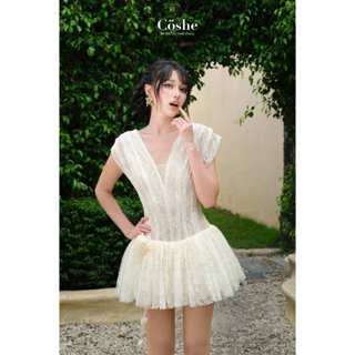 COSHE đầm ngắn xòe cổ V chất ren cao cấp, váy Olivia Dress thiết kế tùng xếp ly phối hoa nổi thanh lịch đi tiệc dạo phố