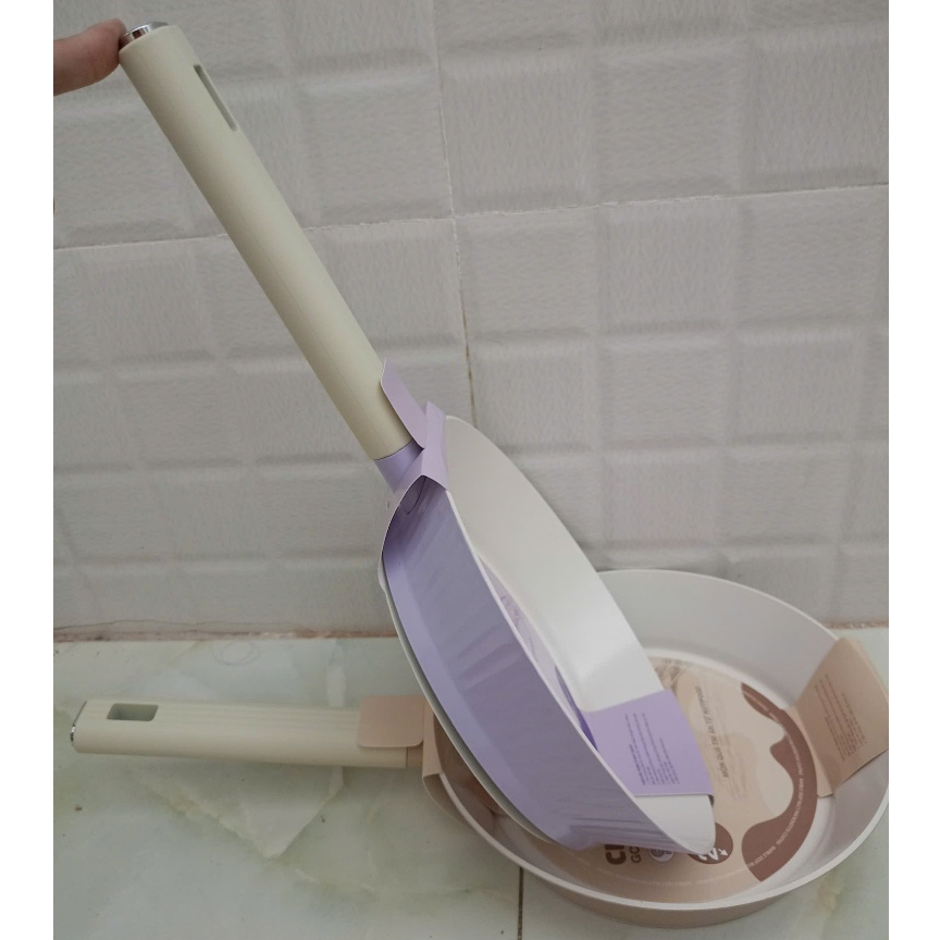 Greencook- Chảo chống dính 24cm vân sọc/tay cầm gỗ- hàng khuyến mãi nutifood