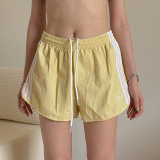 Quần short thể thao vải dù Deco Essentials trên gối, đi chơi đi biển, dã ngoại, dễ phối - deco.saigon