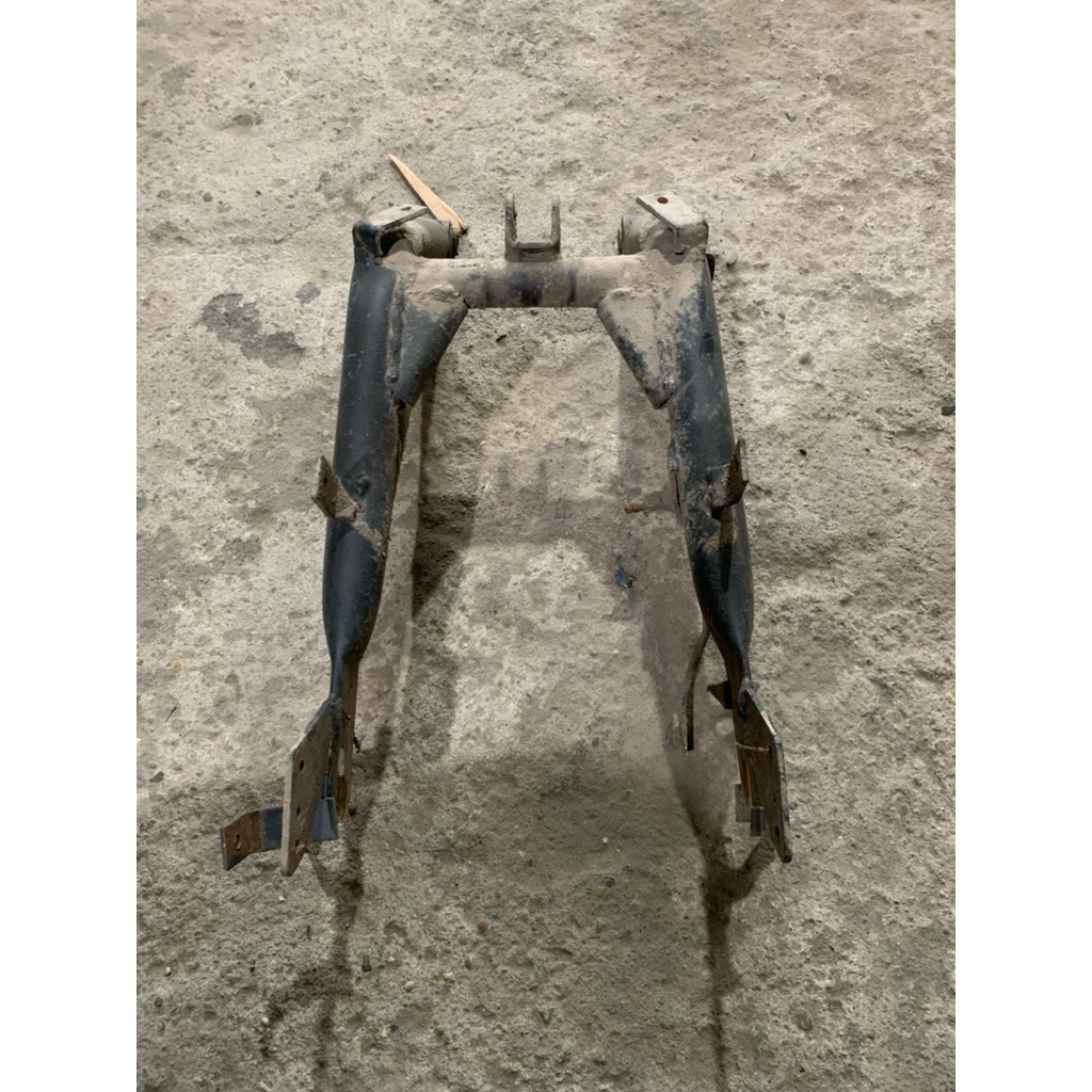 Gắp ( càng sau ) xe điện Xmen  hàng cũ tháo giã xe