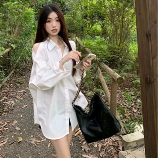 áo sơ mi nữ trắng xẻ vai dáng dài giấu quần