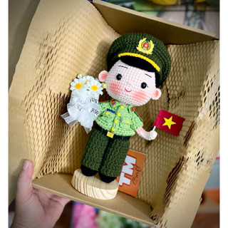 Búp bê chú bộ đội, công an bằng len