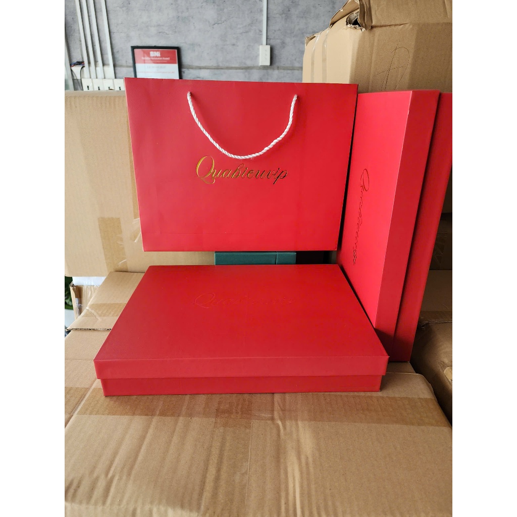 hộp qua tặng vip giấy vân caro có túi KT 38*28*6.5cm
