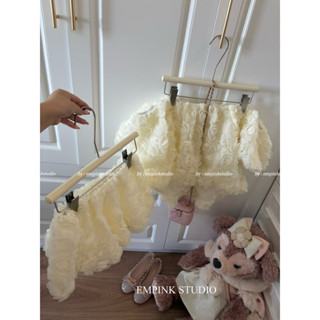 EMPINKSTUDIO / SET TRỄ VAI BỒNG ĐÍNH HOA MÀU BE