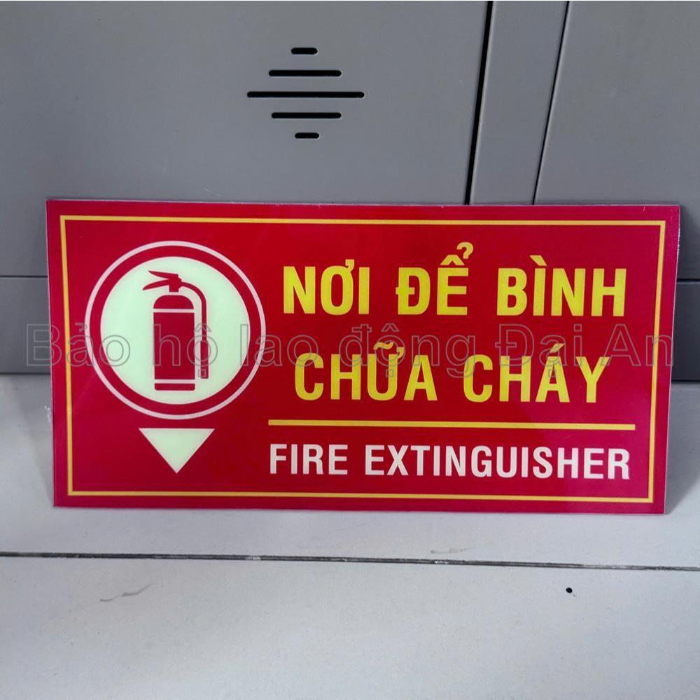 Bảng chỉ dẫn nơi để bình chữa cháy chất liệu pet dạ quang KT15x30cm