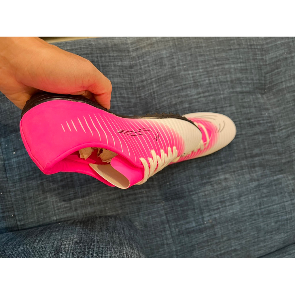 Giày bóng đá Việt Nam sản xuất Vic 6 hồng trắng TF