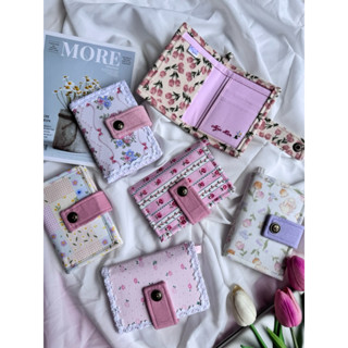 [THÊU TÊN CÓ PHÍ] Ví Đứng FORM CỨNG 2 Phiên Bản Viền Ren Và Viền Vải - SIZE TO 14X10