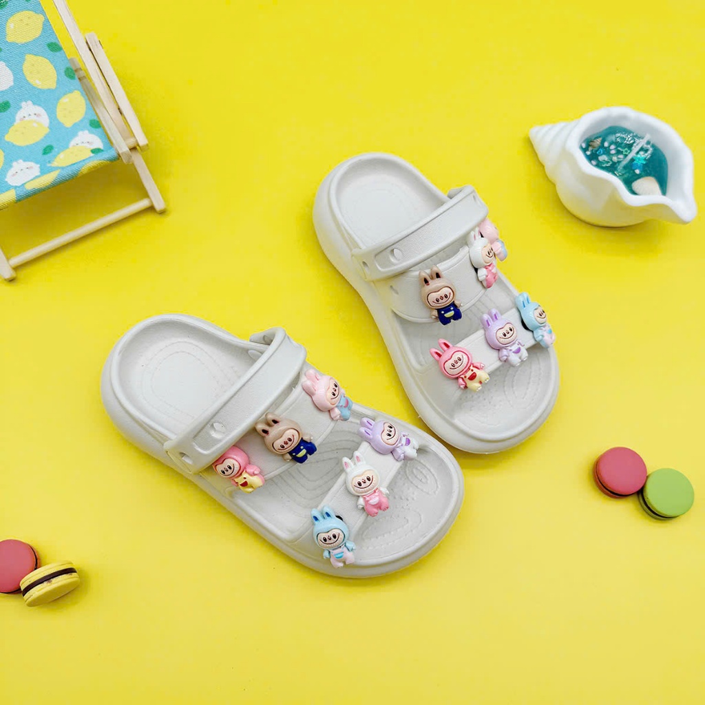 Dép Labubu 12 Sticker Siêu Đẹp Cho Bé Gái – Dép Trẻ Em Cao Cấp Mềm Êm , Quai Hậu Điều Chỉnh , Size 2